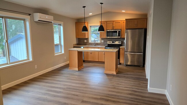 Building Photo - 2 bedroom 1 1/2 bath apartment in Thurston...