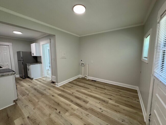 Building Photo - 3bed/1bath House $1395!
