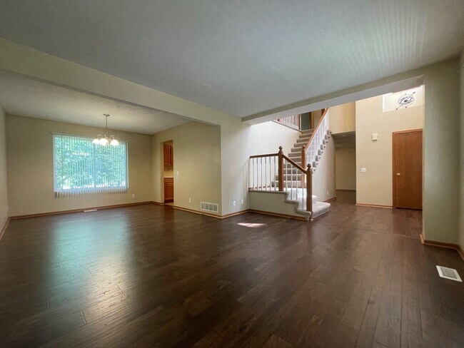 Building Photo - Large Home for rent in Bellevue