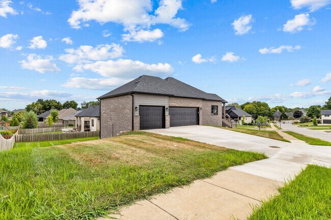 Building Photo - 702 S Thornridge Dr