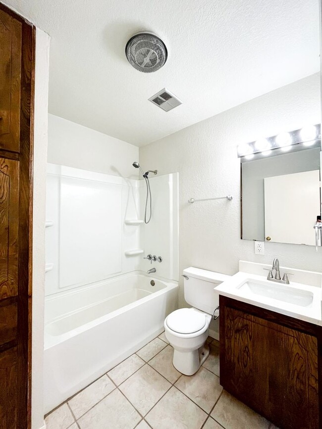 Building Photo - 2302 Wales Cir