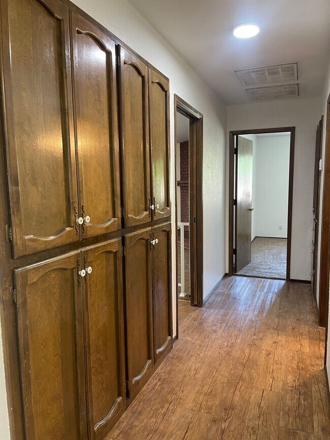 Building Photo - SPACIOUS 3 BED 2 BATH WITH A FAMILY ROOM A...