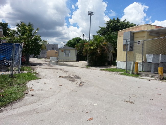 Palm Lakes Mobile Home Park - Miami, FL | Apartment Finder