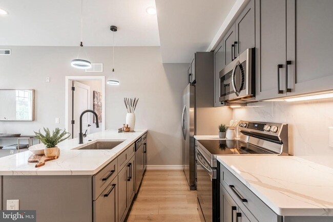 Building Photo - 713 S Mildred St