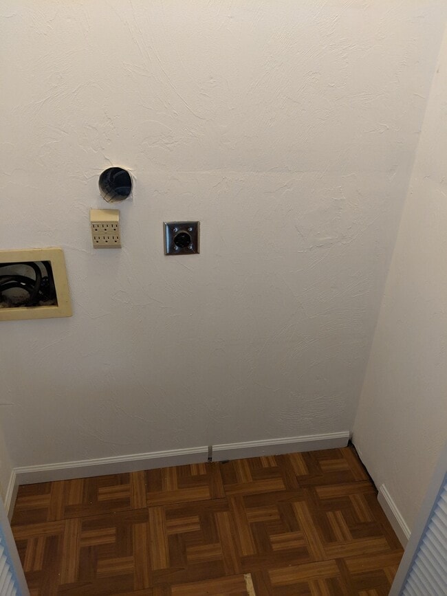 Building Photo - Spacious 2 Bedroom, 2 1/2 Bath Town House ...