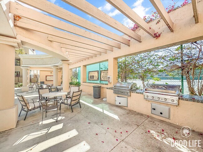 Building Photo - Amazing 2BD/2.5BA condo w/ washer/dryer & ...
