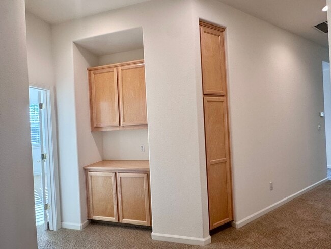 Building Photo - Beautifully Maintained Single Story 4 Bed ...