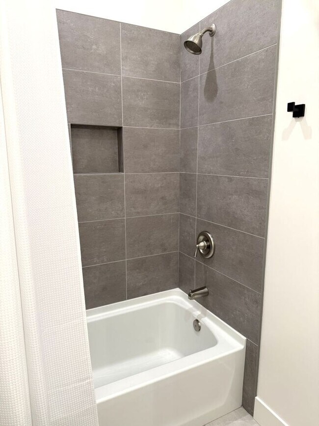 Building Photo - Beautifully Renovated, Pet Friendly Novato...