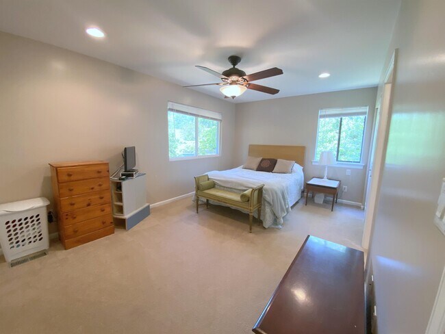 Building Photo - 56 Woodlake Dr