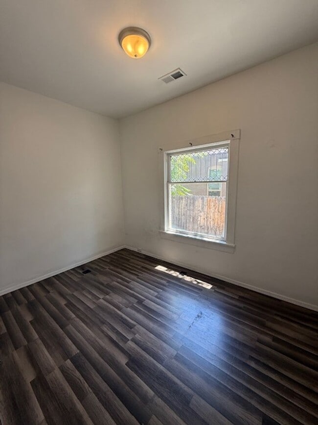 Building Photo - Close to Downtown Beautiful 2 bed 1 bath