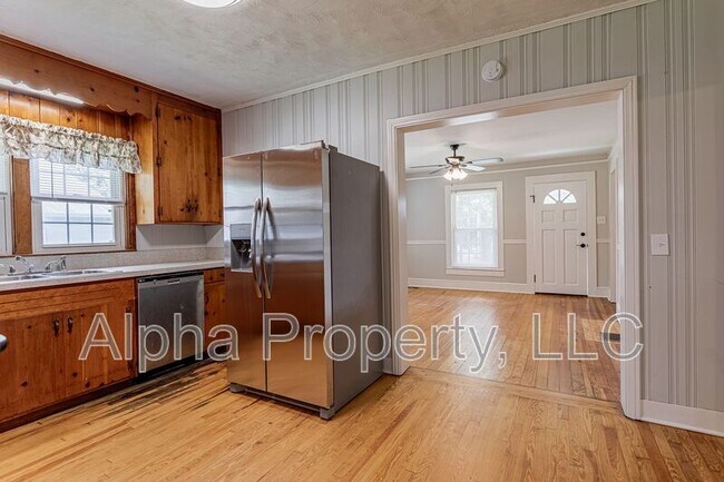 Building Photo - 654 Maywood St