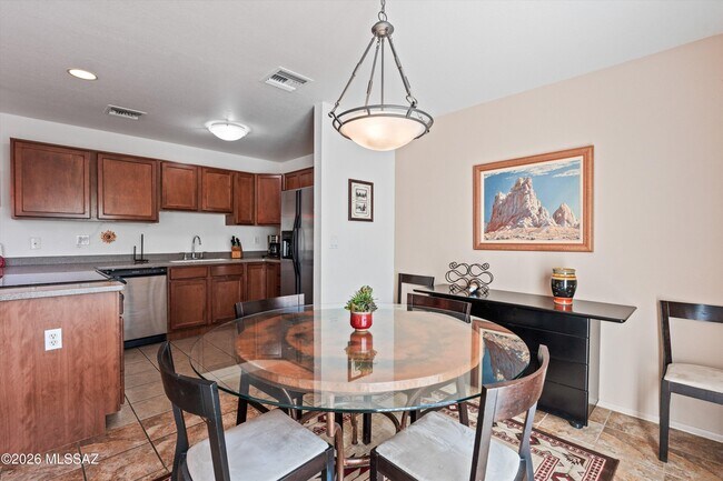 Building Photo - 5051 N Sabino Canyon Rd