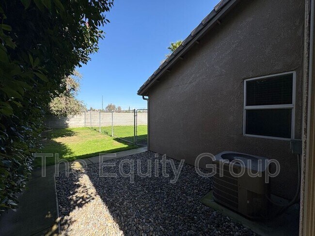 Building Photo - 1422 E Mesa Ct