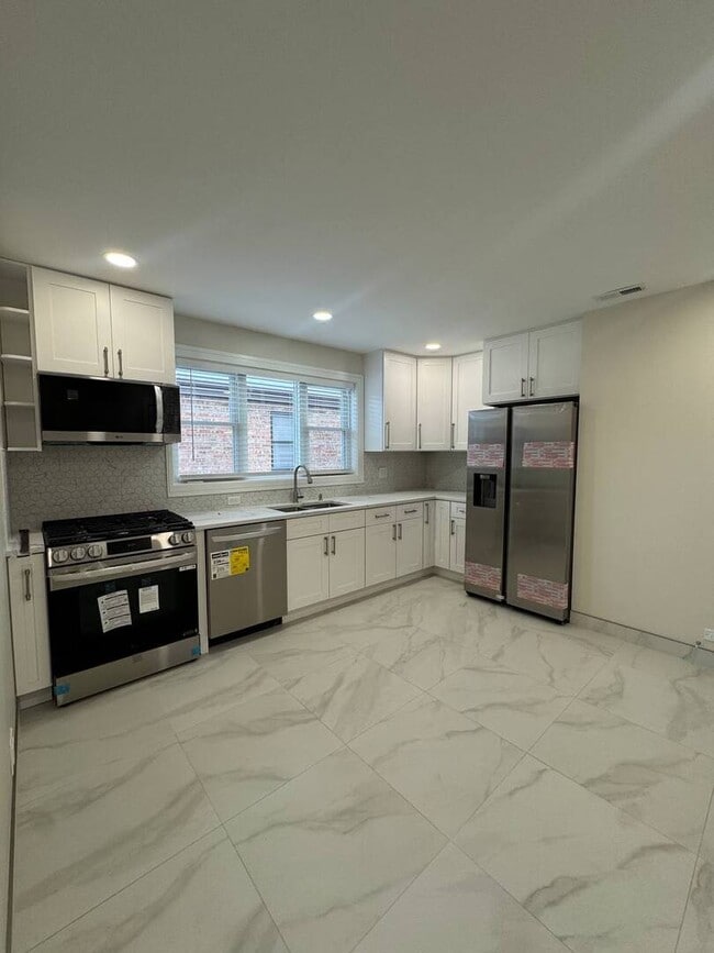 Building Photo - 5814 N Elston Ave