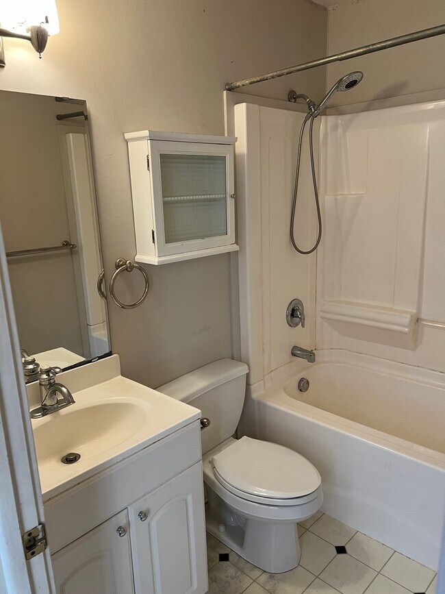 Building Photo - 506 W Chestnut St