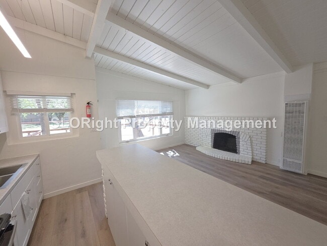 Building Photo - AVAILABLE NOW - 1 bed, 1 bath renovated units in Santa Margarita