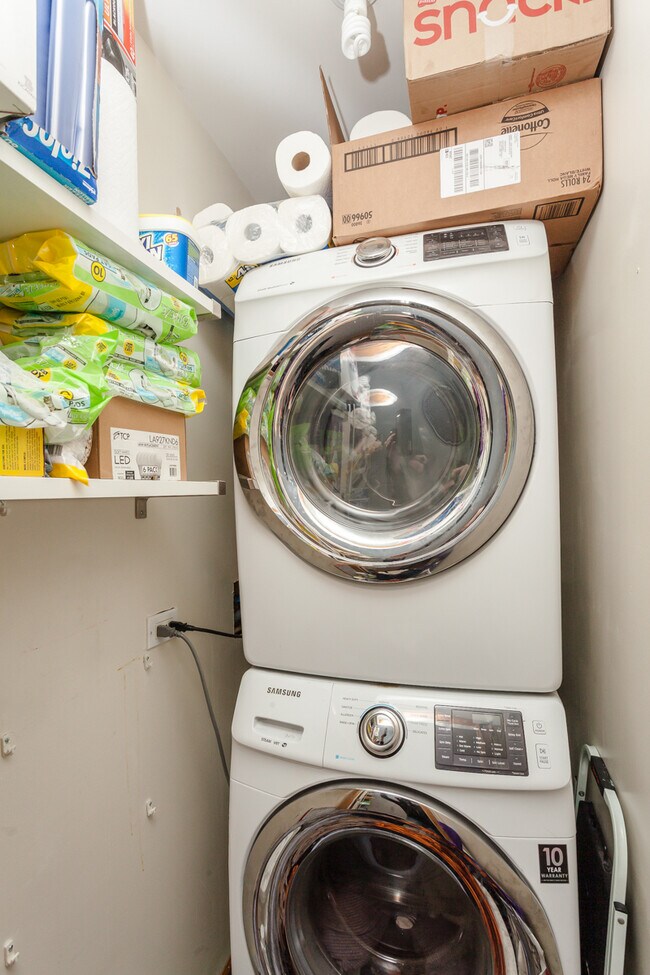 Building Photo - 1357 N Artesian Ave