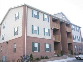 Building Photo - 3 Bedroom 1 Bath One block from Campus!