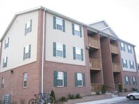 Building Photo - 3 Bedroom 1 Bath One block from Campus!