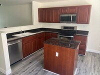 Building Photo - Beautiful Family Home!