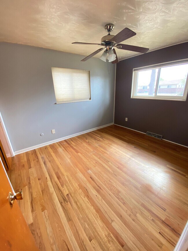 Building Photo - 301 Olive Ln