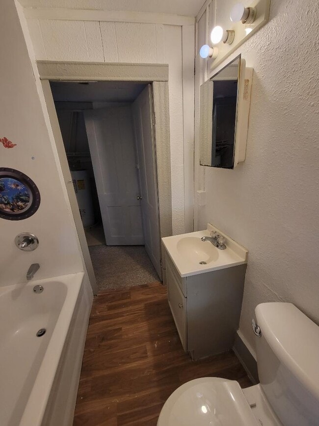 Building Photo - 1006 E 2nd St