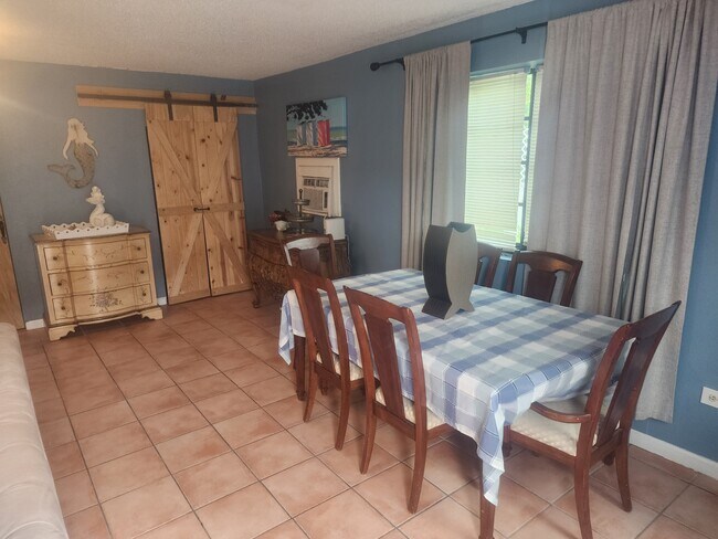 Building Photo - 622 10th Ave N