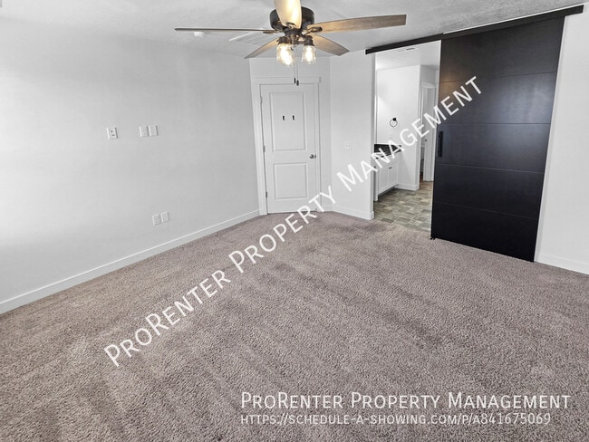 Building Photo - 1152 W Beacon Way