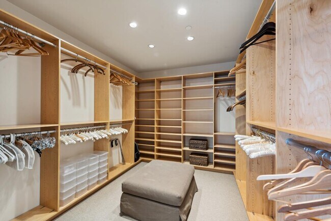 Building Photo - Millennium Tower - 2 bedrooms + den