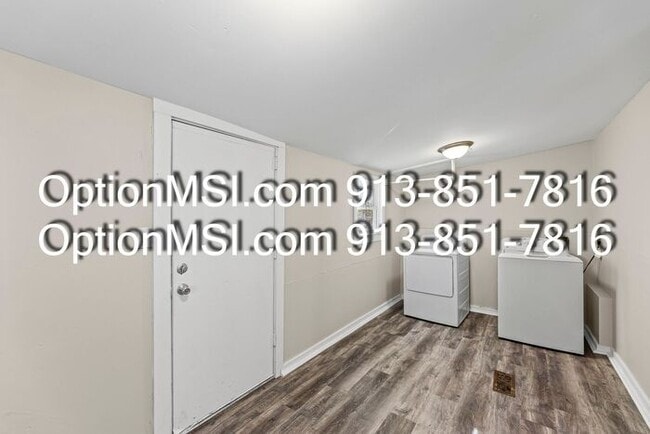 Building Photo - Move-in Ready!