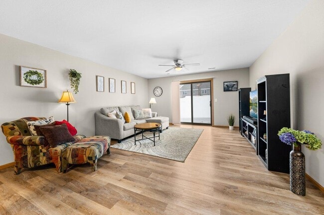 Building Photo - 433 Sarah Cir