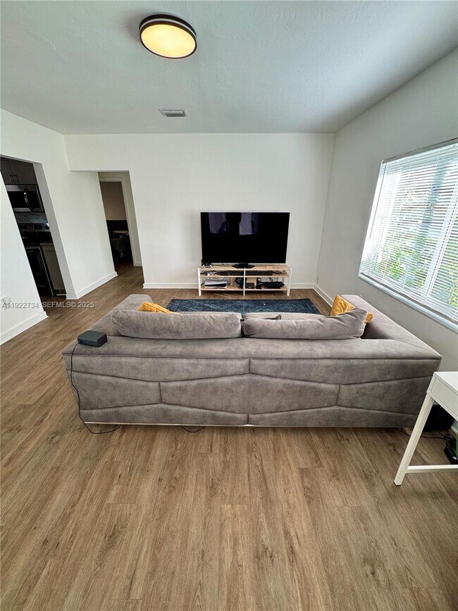 Building Photo - 1215 NE 109th St