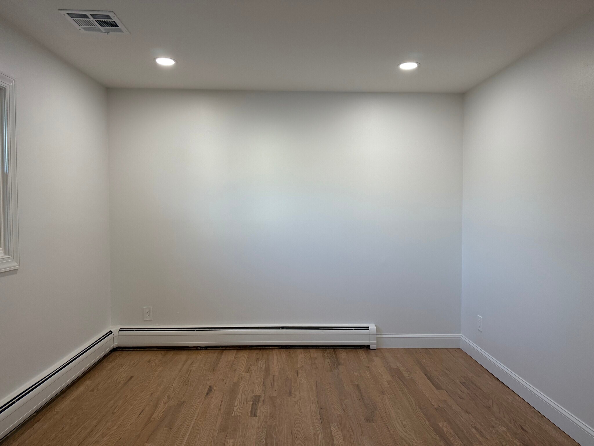 Building Photo - 6 Oak Ln