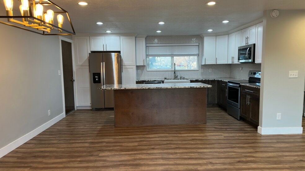 Building Photo - 894 E 840 N