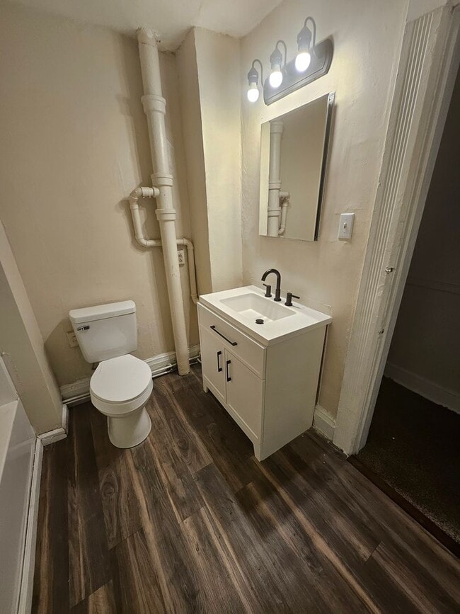 Building Photo - 4 bedroom townhouse style unit on west side