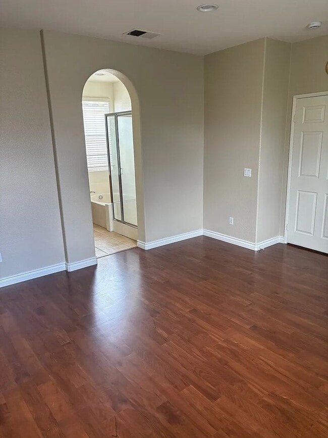 Building Photo - Newer 4bed 2.5 bath House