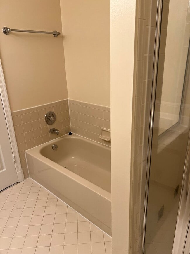 Building Photo - Commuter's Dream with Easy Living