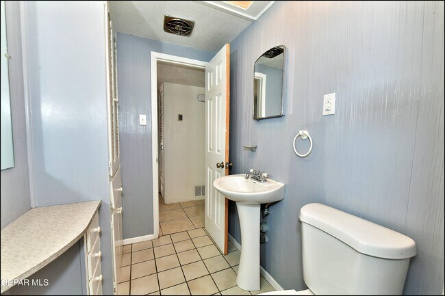 Building Photo - 5613 Creston Ave