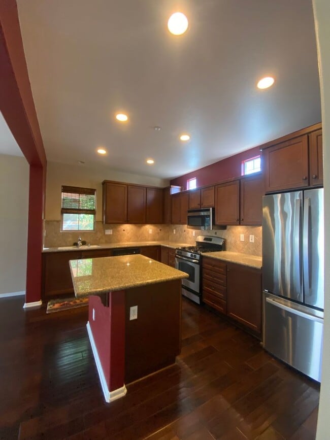 Building Photo - Victoria Gardens Three Bedroom Condo