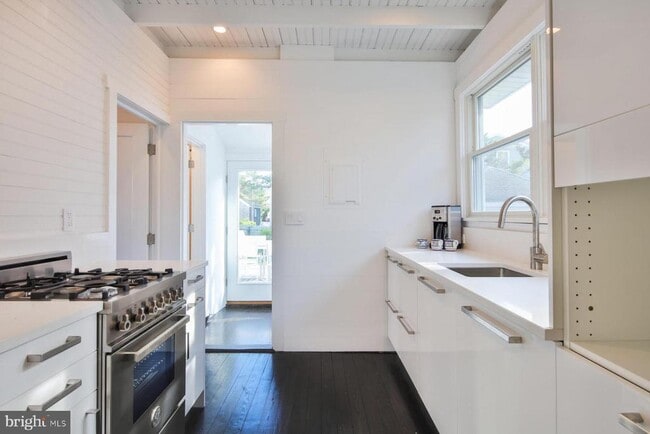 Building Photo - 20 E Goldsborough Ave