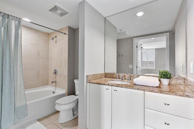 Building Photo - 610 W Las Olas Blvd