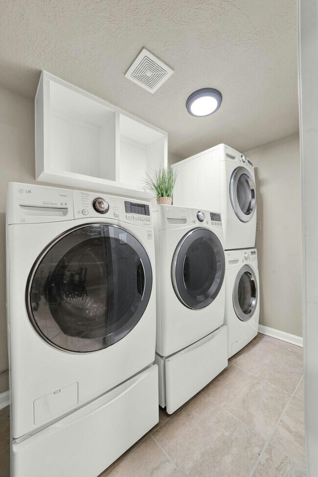 Building Photo - 1917 Sadler St