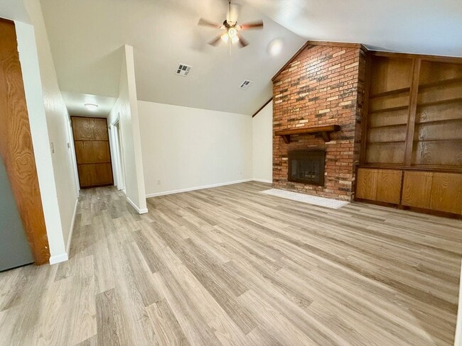 Building Photo - Super cute 2 bed 2 bath 2 car garage