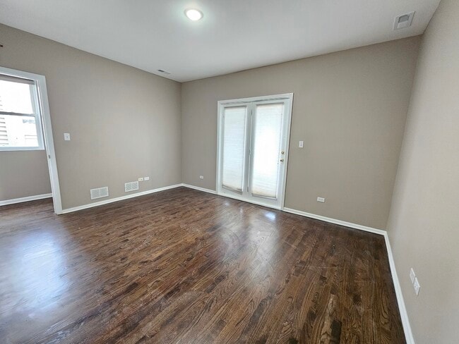 Building Photo - 1069 N Marshfield Ave