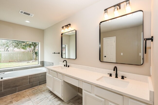 Building Photo - 18703 Evergreen Falls Dr