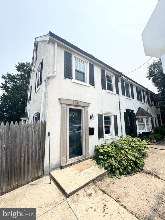 Building Photo - 150 E Hartwell Ln