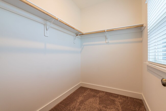 Building Photo - Gorgeous 4+ Bedroom Home in 12 Oaks