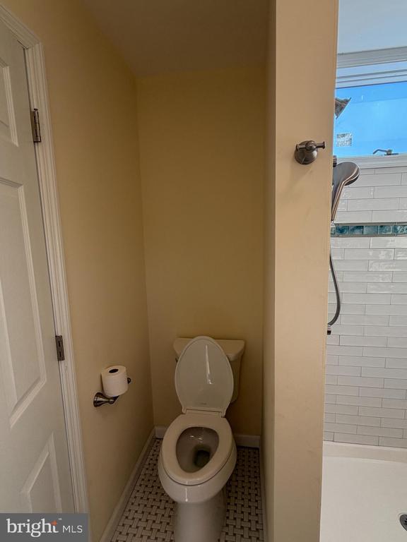 Building Photo - 15 W Floral Ave