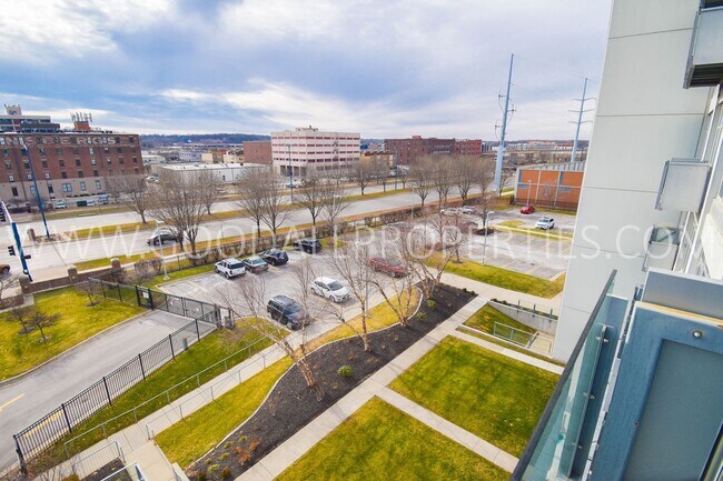 Building Photo - One Bedroom Loft Downtown (utilities Included)