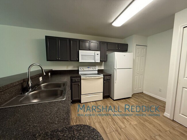 Building Photo - Beautiful wood tile floors! 3 Bed 2 Bath 1...